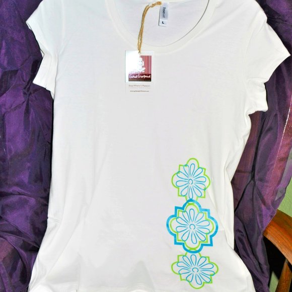 Global Girlfriends White T-shirt Cap Sleeve Blue Flowers 100% Cotton L NEW! - Picture 1 of 1